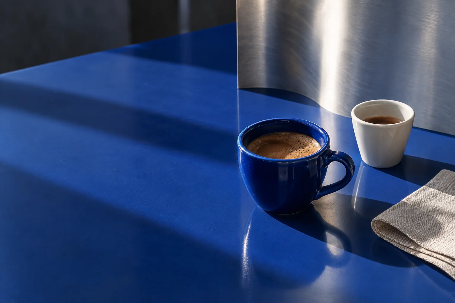 Dos cafés sobre una mesa azul, una invitación a conversar